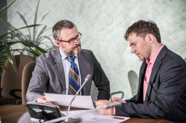 tartışmak ve yeni projede çalışan iki başarılı iş adamları