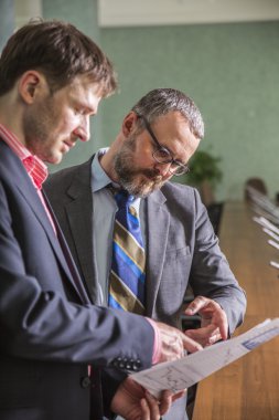 tartışmak ve yeni projede çalışan iki başarılı iş adamları