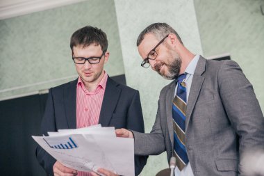 tartışmak ve yeni projede çalışan iki başarılı iş adamları