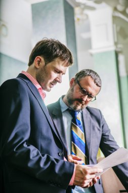 tartışmak ve yeni projede çalışan iki başarılı iş adamları