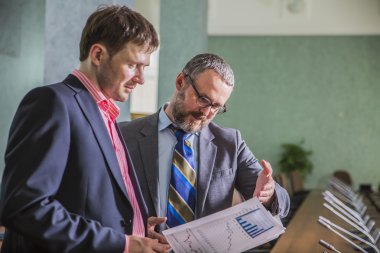 tartışmak ve yeni projede çalışan iki başarılı iş adamları