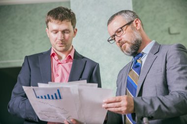 tartışmak ve yeni projede çalışan iki başarılı iş adamları