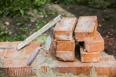 hala hayat inşaat konulu tuğla mala ve araçları