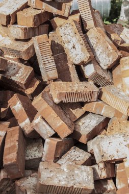 bir yığın eski tuğla