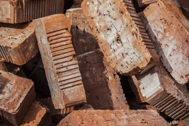 bir yığın eski tuğla