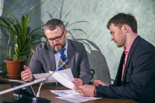 tartışmak ve yeni projede çalışan iki başarılı iş adamları