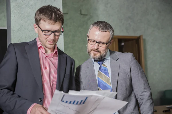 tartışmak ve yeni projede çalışan iki başarılı iş adamları