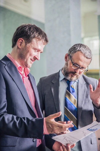 Dos Hombres Negocios Exitosos Discutiendo Trabajando Nuevo Proyecto — Foto de Stock