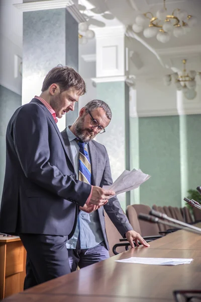 Dos Hombres Negocios Exitosos Discutiendo Trabajando Nuevo Proyecto — Foto de Stock