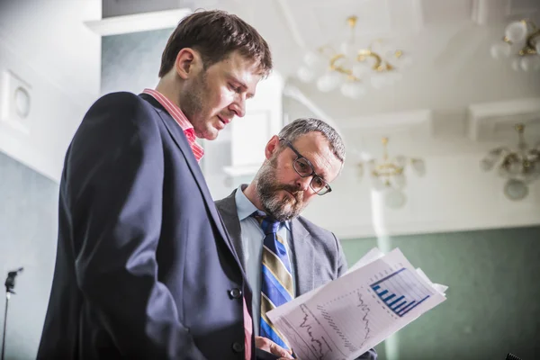 Dos Hombres Negocios Exitosos Discutiendo Trabajando Nuevo Proyecto — Foto de Stock