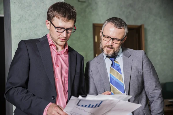 Dos Hombres Negocios Exitosos Discutiendo Trabajando Nuevo Proyecto — Foto de Stock