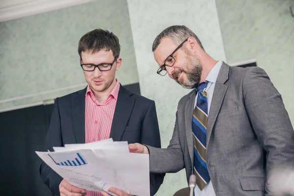 Dos Hombres Negocios Exitosos Discutiendo Trabajando Nuevo Proyecto — Foto de Stock