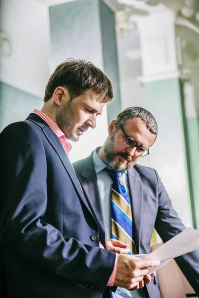 tartışmak ve yeni projede çalışan iki başarılı iş adamları