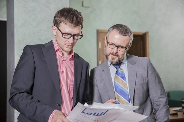 Dos Hombres Negocios Exitosos Discutiendo Trabajando Nuevo Proyecto — Foto de Stock