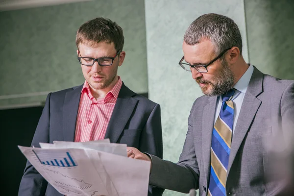 Dos Hombres Negocios Exitosos Discutiendo Trabajando Nuevo Proyecto — Foto de Stock