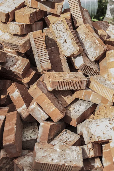 bir yığın eski tuğla