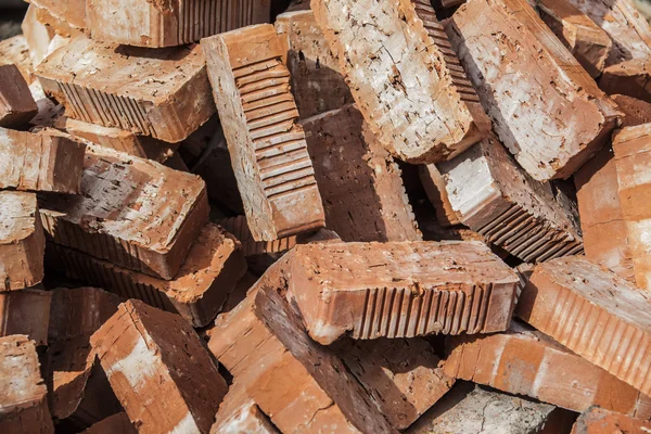bir yığın eski tuğla