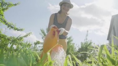 sulama olabilir bitkilerden sulama Bahçe kadında