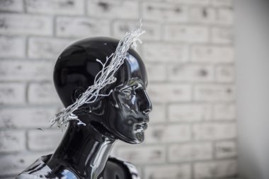 bir tuğla duvara portre baş manken standları