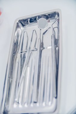 beyaz zemin üzerinde diş araçları seti