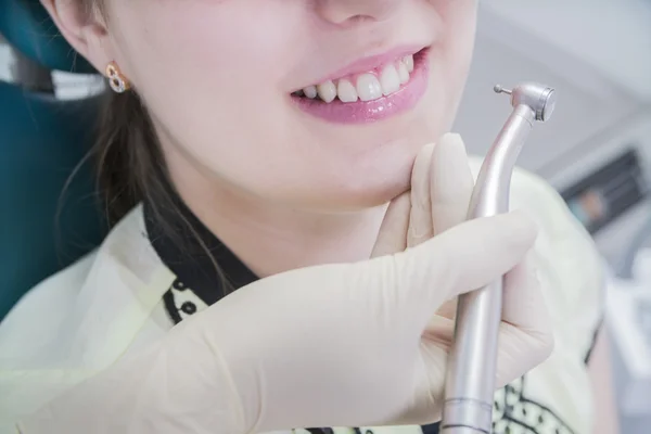 Kobieta Leczenie Zębów Gabinet Stomatologiczny — Zdjęcie stockowe