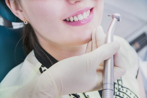 Kobieta Leczenie Zębów Gabinet Stomatologiczny — Zdjęcie stockowe