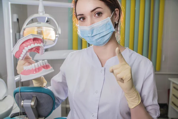 Dentista Mujer Con Máscara Facial Médica Conjunto Dientes Postizos Trabajo — Foto de Stock