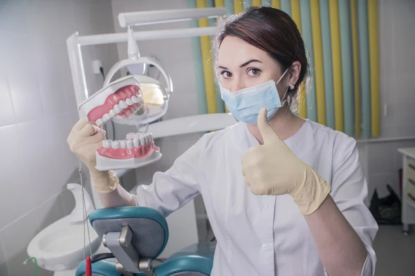 Vrouw Tandarts Met Medische Gezichtsmasker Valse Tanden Het Werk Het — Stockfoto