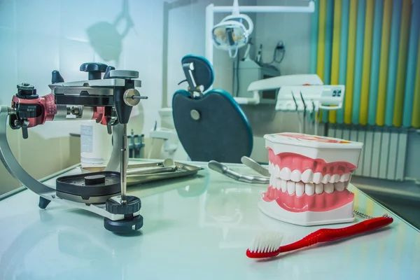 Gabinecie lekarskim stomatologii. Martwa na przedmioty medyczne stomatologiczne w stomatologii — Zdjęcie stockowe