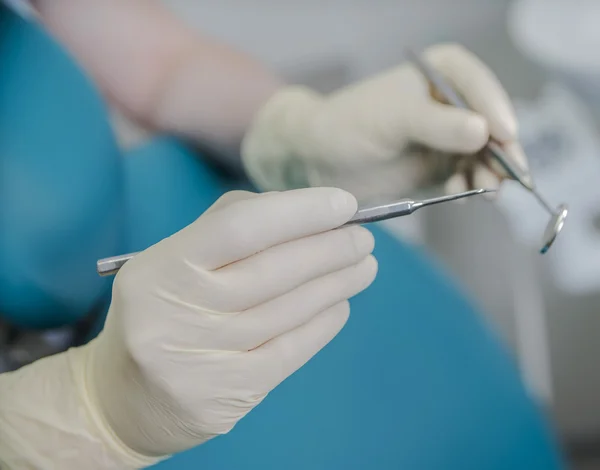 Lekarz Rękawice Gumowe Trzymając Sprzęt Dentystyczny — Zdjęcie stockowe
