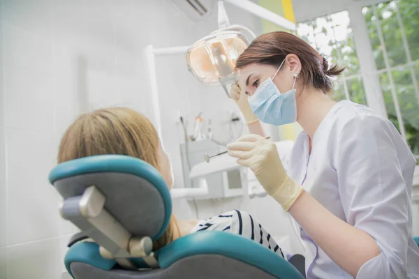 Mujer Teniendo Cita Dentista Femenino Hospital — Foto de Stock