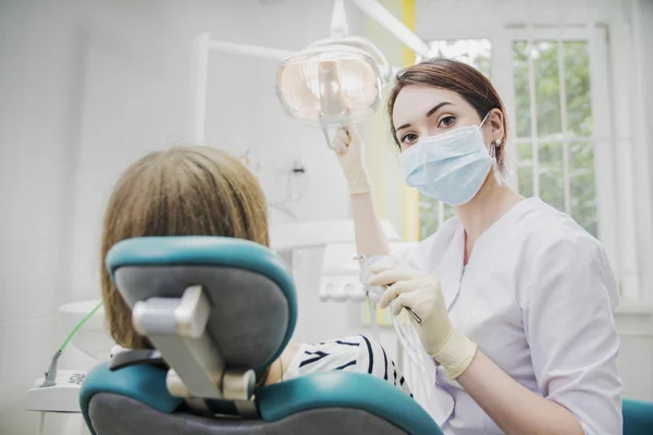 Mujer Teniendo Cita Dentista Femenino Hospital — Foto de Stock