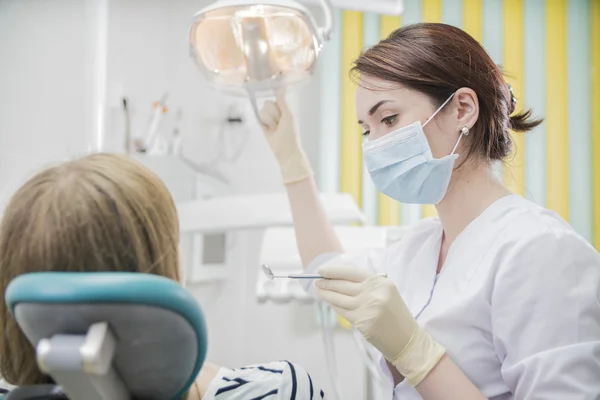 Mujer Teniendo Cita Dentista Femenino Hospital — Foto de Stock