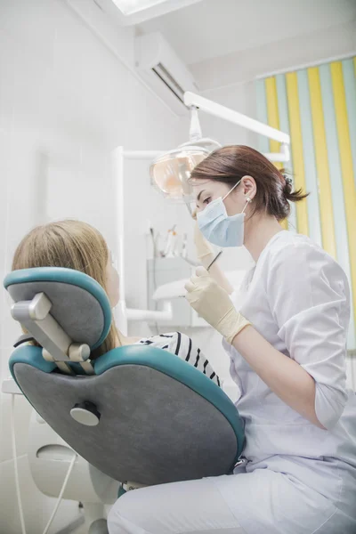 Mujer Teniendo Cita Dentista Femenino Hospital — Foto de Stock