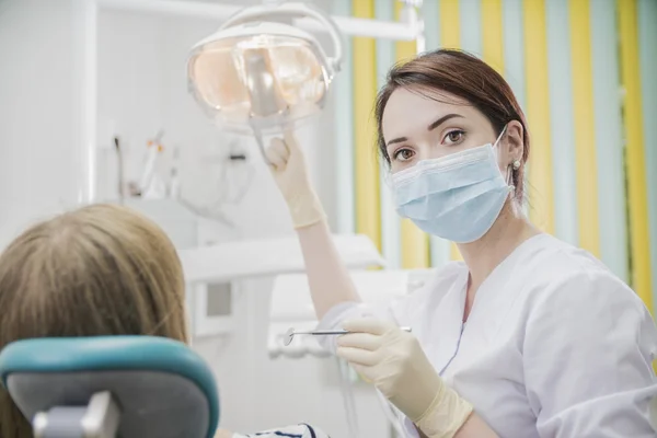 Mujer Teniendo Cita Dentista Femenino Hospital — Foto de Stock