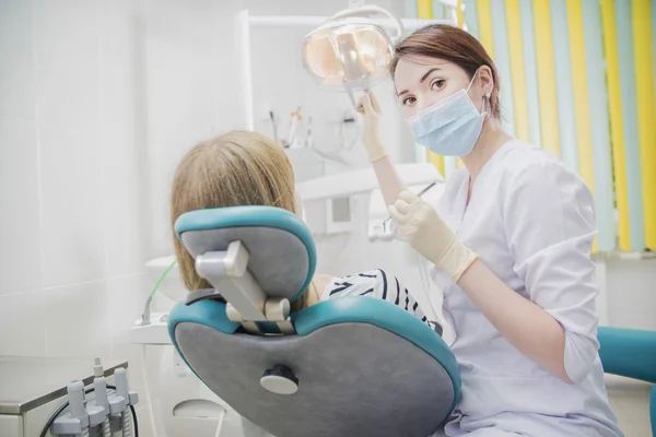 Mujer Teniendo Cita Dentista Femenino Hospital — Foto de Stock