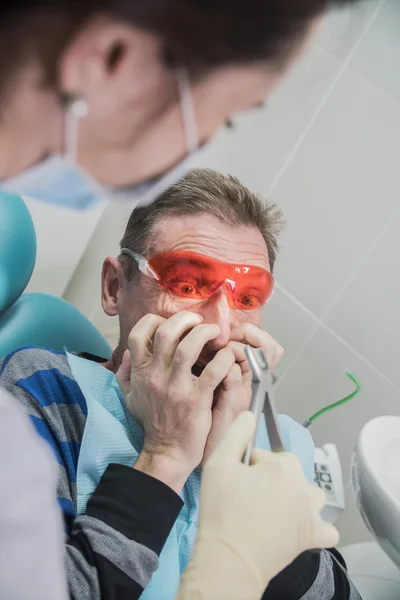 Pánico Hombre Mediana Edad Que Tiene Cita Médico Dental Mujer — Foto de Stock