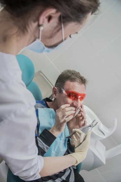 Pánico Hombre Mediana Edad Que Tiene Cita Médico Dental Mujer — Foto de Stock