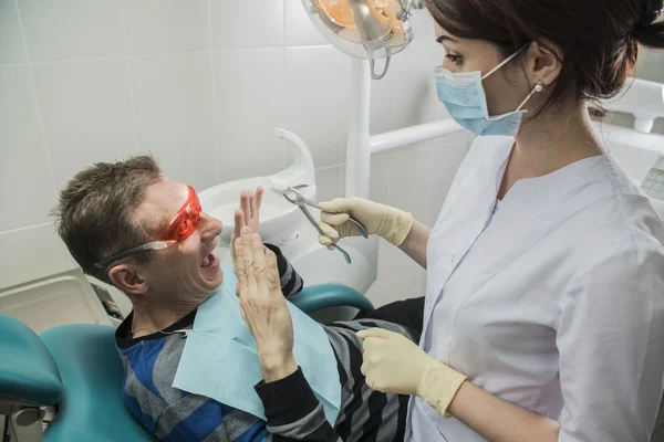 Pánico Hombre Mediana Edad Que Tiene Cita Médico Dental Mujer — Foto de Stock