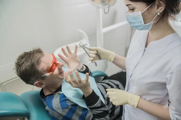Pánico Hombre Mediana Edad Que Tiene Cita Médico Dental Mujer — Foto de Stock