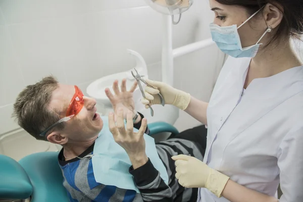 Asustado Hombre Mediana Edad Que Tiene Cita Médico Dental Mujer — Foto de Stock