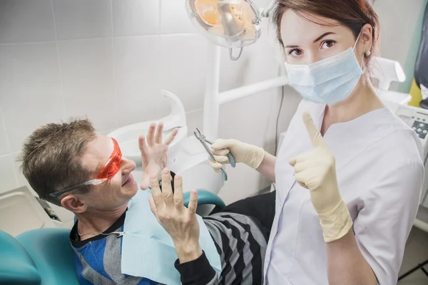 Asustado Hombre Mediana Edad Que Tiene Cita Médico Dental Mujer — Foto de Stock