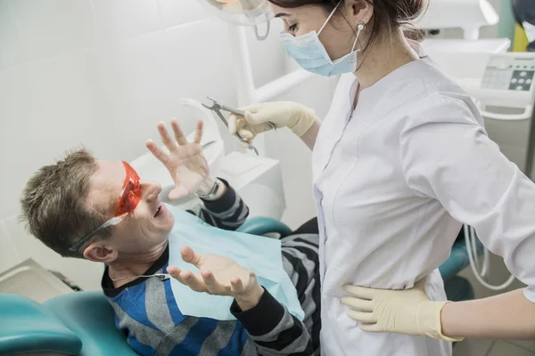 Asustado Hombre Mediana Edad Que Tiene Cita Médico Dental Mujer — Foto de Stock