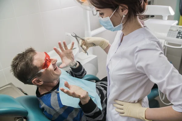 Asustado Hombre Mediana Edad Que Tiene Cita Médico Dental Mujer — Foto de Stock