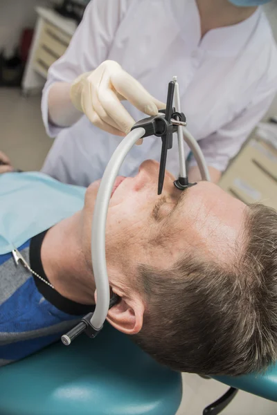 Primer plano dentista médico pone en el paciente arco frontal dental — Foto de Stock
