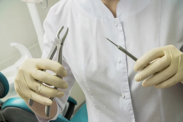 Dentista sosteniendo un dispositivo para la operación de cerca. doctor en estomatología — Foto de Stock