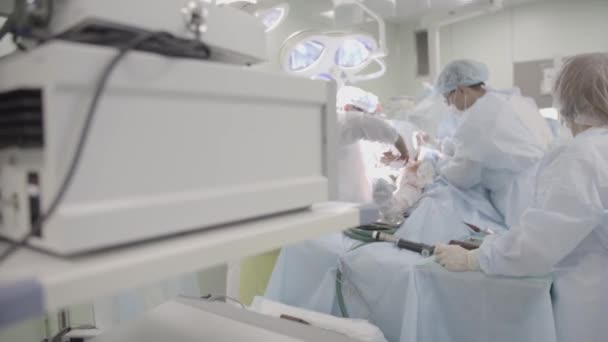 Čeljabinsk, Rusko - 19 červen 2016: lékaři pracují na pacienta. transplantace kloubu. — Stock video