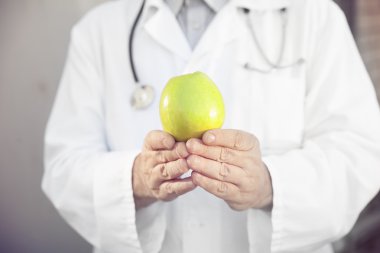 Yeşil elma el doktor beslenme uzmanı closeup