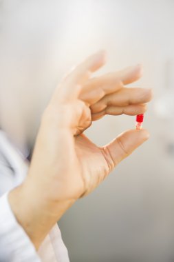 Doktorun elinde tıbbi tablet