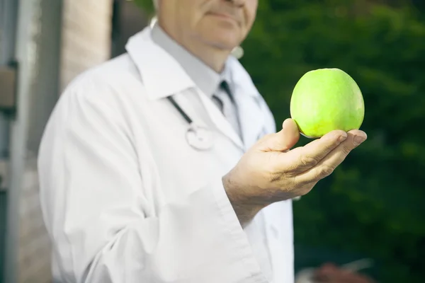 青苹果在手医生营养学家的特写 — 图库照片